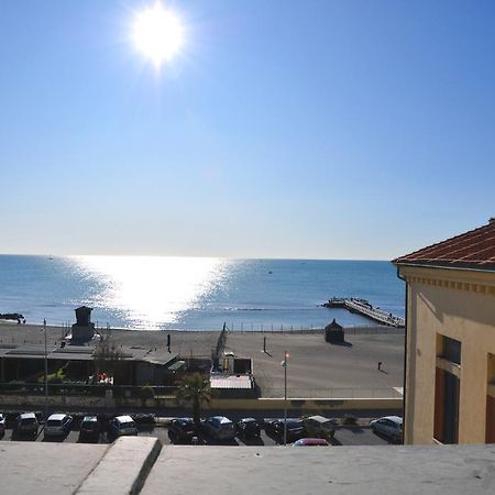 Litus Roma Hostel Lido di Ostia Exterior foto View of the sea from the town hall