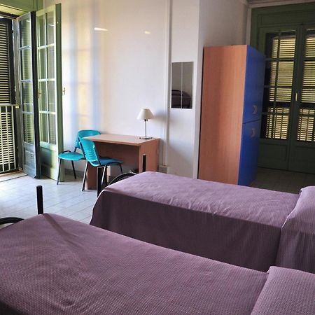 Litus Roma Hostel Lido di Ostia Exterior foto A typical bedroom in a residence hall