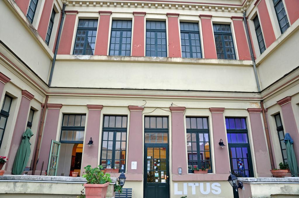 Litus Roma Hostel Lido di Ostia Exterior foto The museum's entrance