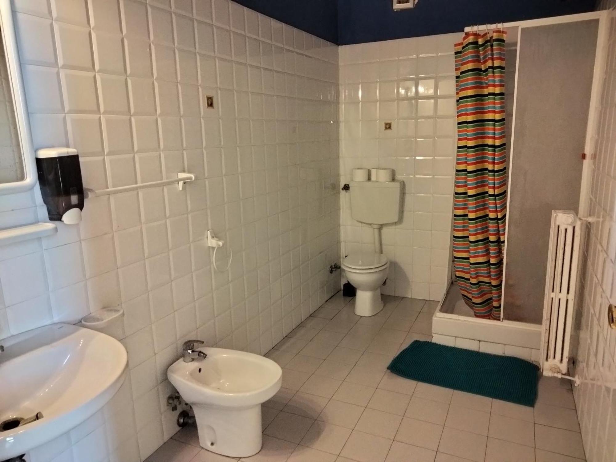 Litus Roma Hostel Lido di Ostia Exterior foto Bathroom with shower enclosure