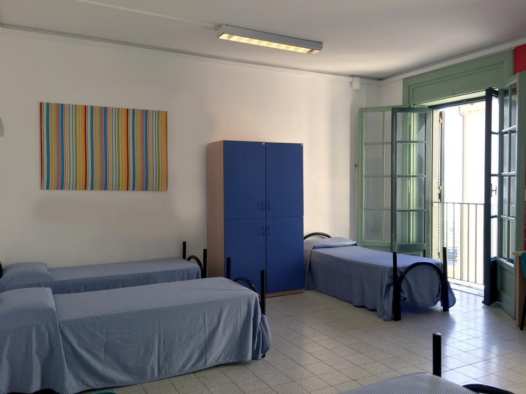 Litus Roma Hostel Lido di Ostia Exterior foto A typical bedroom in a residence hall