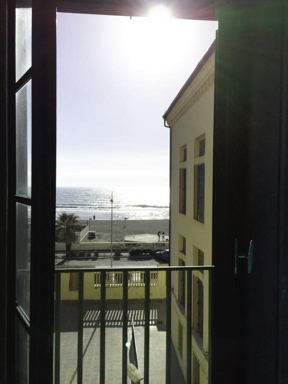 Litus Roma Hostel Lido di Ostia Exterior foto View of the beach from the hotel
