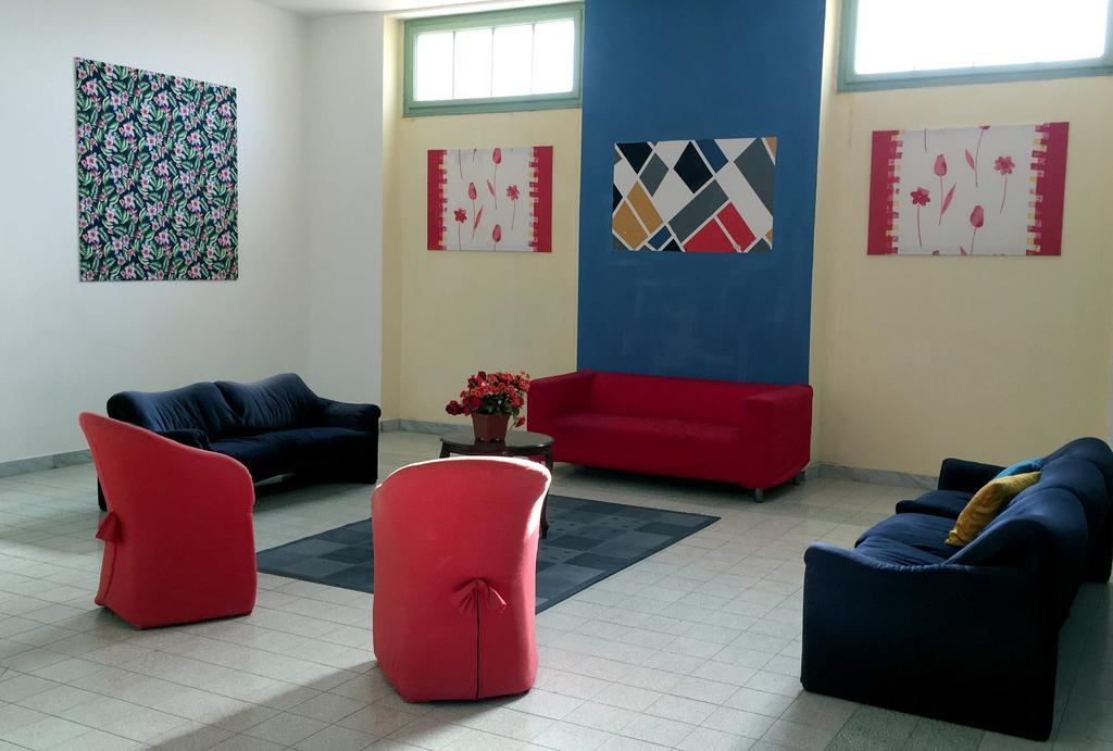 Litus Roma Hostel Lido di Ostia Exterior foto The interior of the gallery