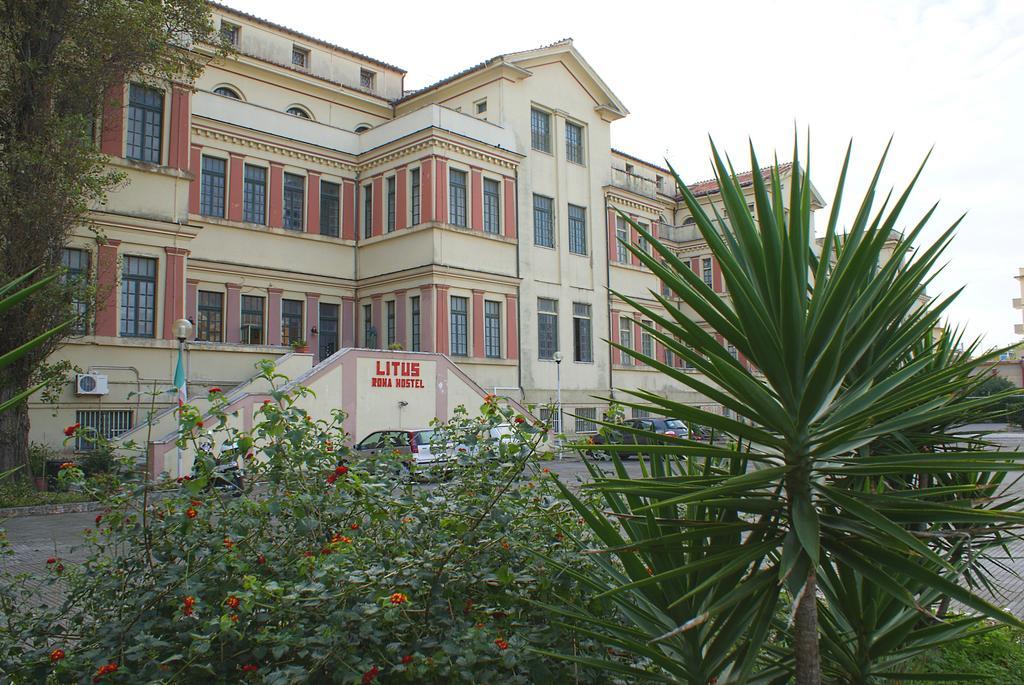 Litus Roma Hostel Lido di Ostia Exterior foto The main building of the university