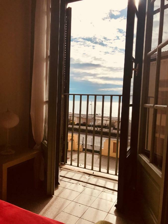 Litus Roma Hostel Lido di Ostia Exterior foto View from the window of the lighthouse