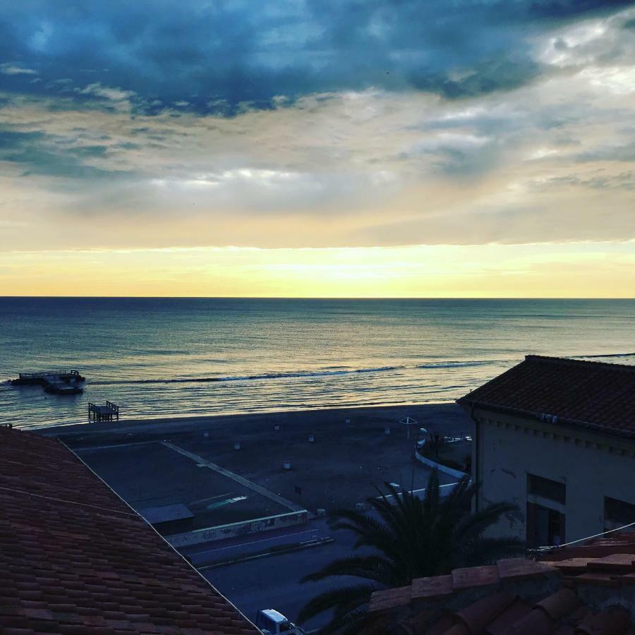 Litus Roma Hostel Lido di Ostia Exterior foto Sunset at the beach of San Benedetto del Tronto